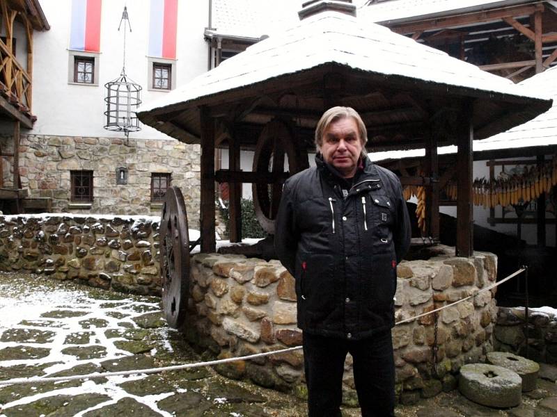 Podnikatel Pavel Orna na nádvoří svého novogotického hradu v Červeném Újezdu.