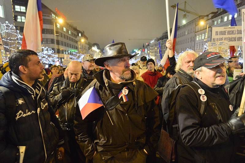 Lidé demonstrují 17. 12. 2019 na Václavském náměstí proti menšinové vládě Andreje Babiše (ANO), která má podporu komunistů. Akci pořádá spolek Milion chvilek pro demokracii.