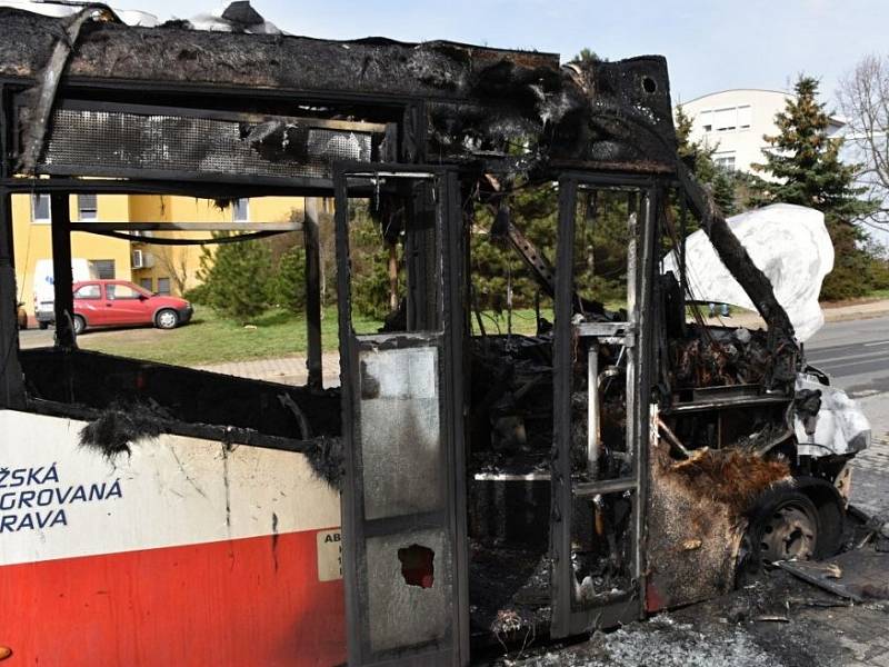 V Kyjích shořel autobus příměstské dopravy.