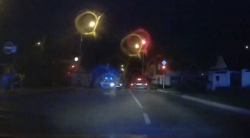 Řidič neosvětleného auta ujížděl policistům. Projížděl na červené a v protisměru.