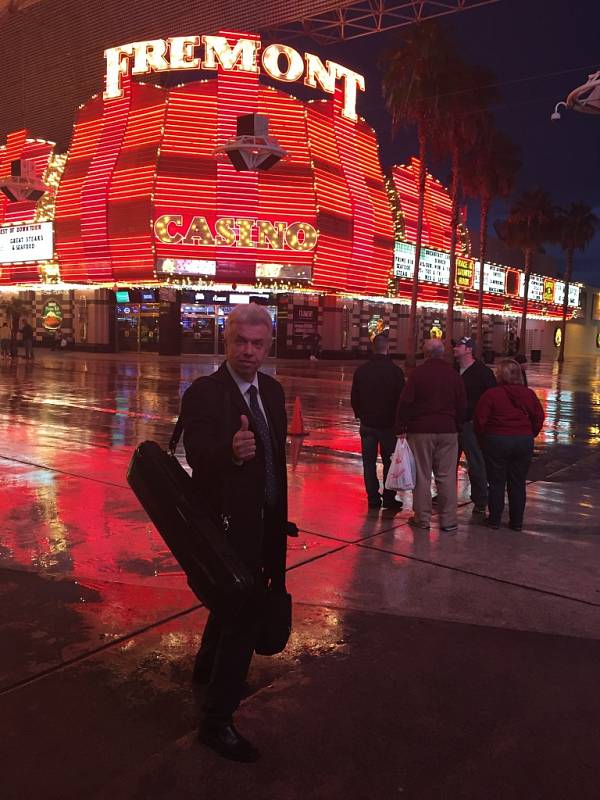 Houslista Jaroslav Svěcený v Las Vegas.