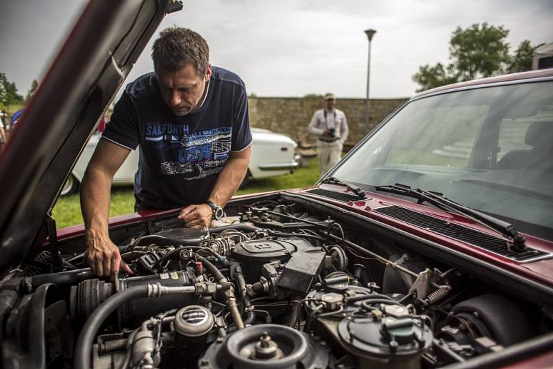 Desítky milovníků aut značek Rolls-Royce a Bentley se sešli 23. května v pražské Dubči na druhém setkání příznivců těchto luxusních aut v Česku. K vidění byly i další značky sportovních aut.