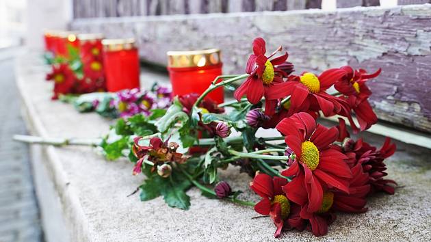Květiny na památku obětí ničivého zemětřesení u velvyslanectví Turecké republiky v Praze 6.