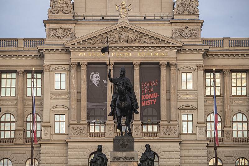 70. výročí procesu s Miladou Horákovou připomínají plakáty na pražských budovách. Na snímku Národní muzeum.
