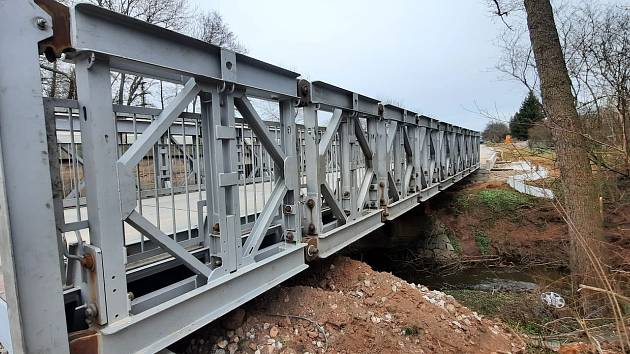 Práce na chystaném bourání mostu u Českého Brodu začaly budováním dočasné objízdné trasy.