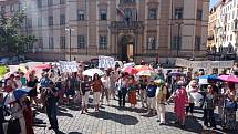 Více než stovka průvodců a jejich příznivců 9. září 2020 na Mariánském náměstí v Praze před budovou magistrátu demonstrovala za zlepšení podmínek v oboru.