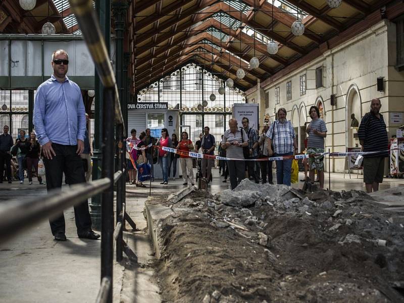 Situace na pražském Masarykově nádraží v odpoledních hodinách 15. července 2015 po vykolejení vlaku.