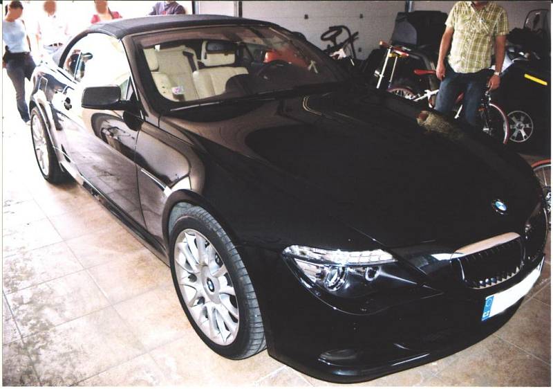 Policisté zajistili šest luxusních aut značky BMW.