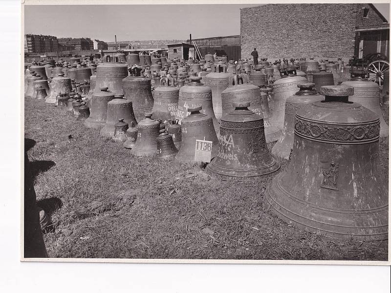 Zvony ukradené nacisty se shromaždovaly v roce 1942 na Rohanském ostrově a odvezly do Německa.