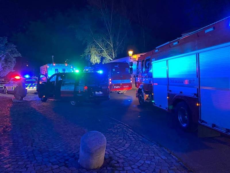 Na Kampě sjelo auto do Vltavy, na místě zasahovali potápěči pražských hasičů.