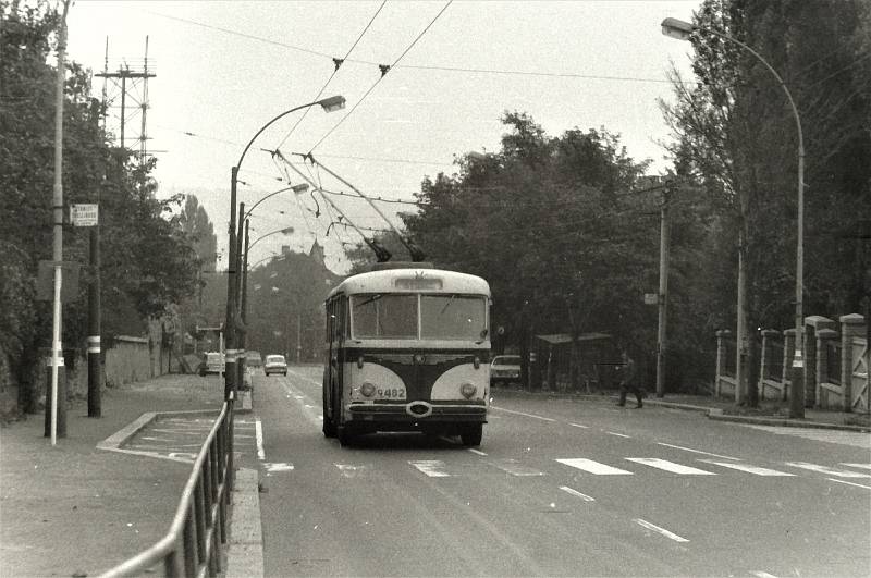 Trolejbusy Škoda a Tatra v pražských ulicích.