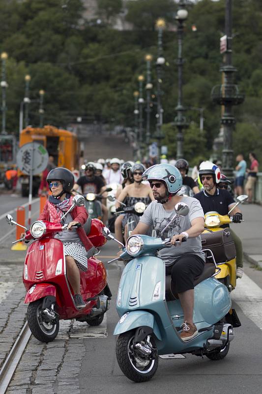 Spanilá jízda Prahou skútrů Vespa.