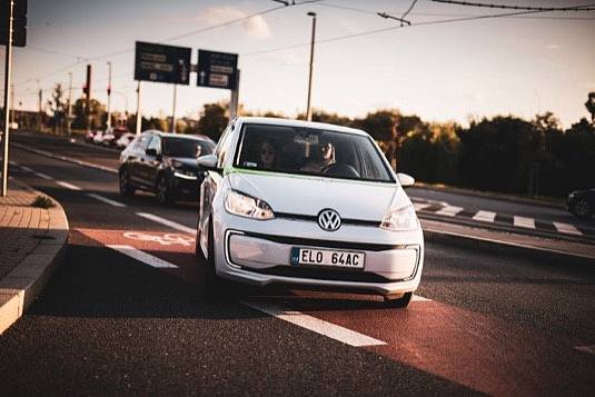 Firma GreenGo nabízí své sdílené elektromobily i v Praze.