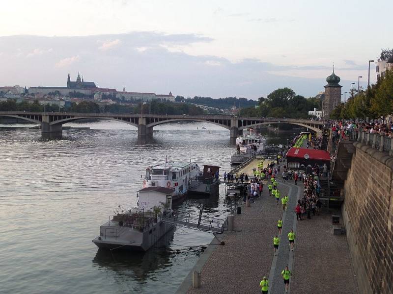 V sobotu večer se v Praze uskutečnil 4. ročník běžeckého závodu WE RUN PRAGUE