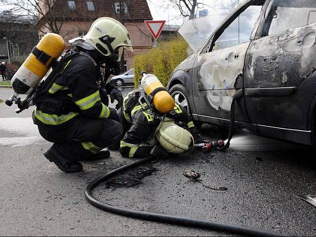 Zcela zničen byl osobní automobil Ford Focus, který zachvátil požár v ulici Na Mlejnku v pražském Braníku.