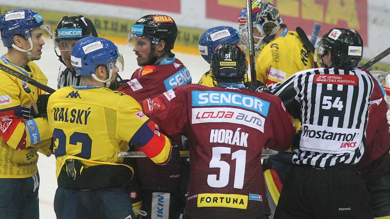 Úvodní semifinále hokejové extraligy mezi pražskou Spartou a budějovickým Motorem.