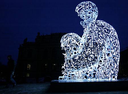 Mezi doprovodné programy předsednictví České republiky v radě UE patří i projekt Transparency, který na několika místěch v Praze představí vizuální umění světoznámých výtvarníků. Na snímku je instalace Jauma Plensy na Náměstí Jana Palacha.