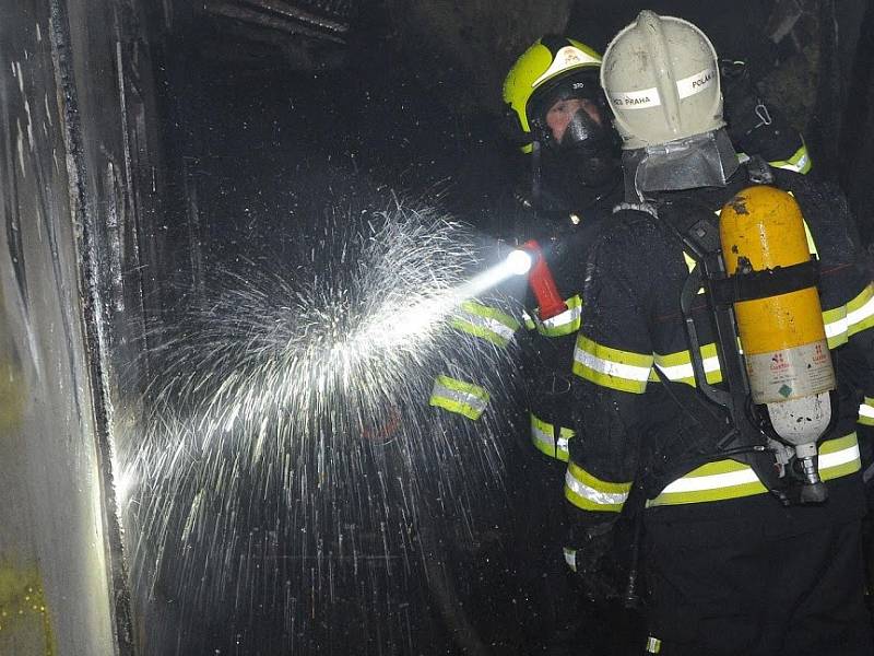 Pražští hasiči v noci ze středu na čtvrtek řešili požár vybydleného objektu i ubytovny, z níž evakuvali stovky osob.