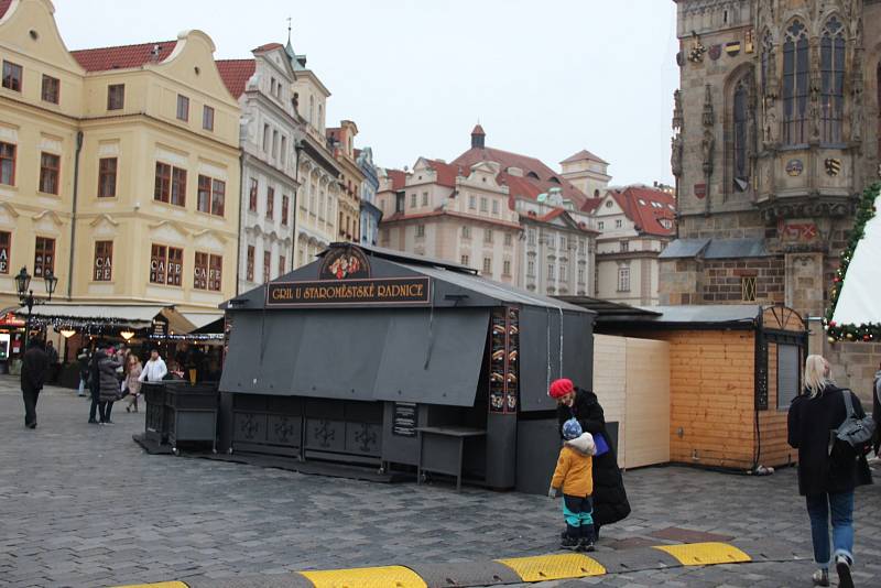 Vánoční strom na Staroměstském náměstí se letos rozsvítil bez jakékoliv slavnosti.