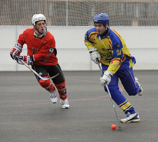 KONEČNĚ DOMA. Rudolf Koller (Habešovna Gladiators) stíhá Martina Kručka (HC Kert Park).