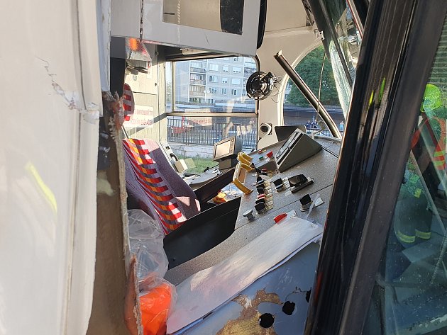 V Praze se srazily dvě tramvaje. Zranily se řidička i jedna z cestujících