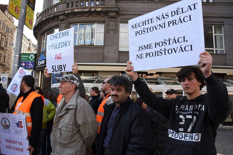 Stop šikaně!Pošta není banka! Takové slogany skandovali v pondělí 22. února 2016 po poledni účastníci demonstrace nespokojených pošťáků pochodující centrem Prahy. Stěžovali si na přetěžování a plnění úkolů, které s vlastní poštovní činností nesouvisejí.