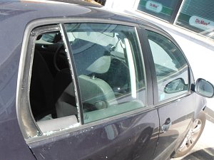Za rozbití okénka ve dveřích svého auta poděkovali hlídce pražských strážníků rodiče miminka, které v ulici Makovského v Řepích zůstalo uvězněno v zamčeném autě.