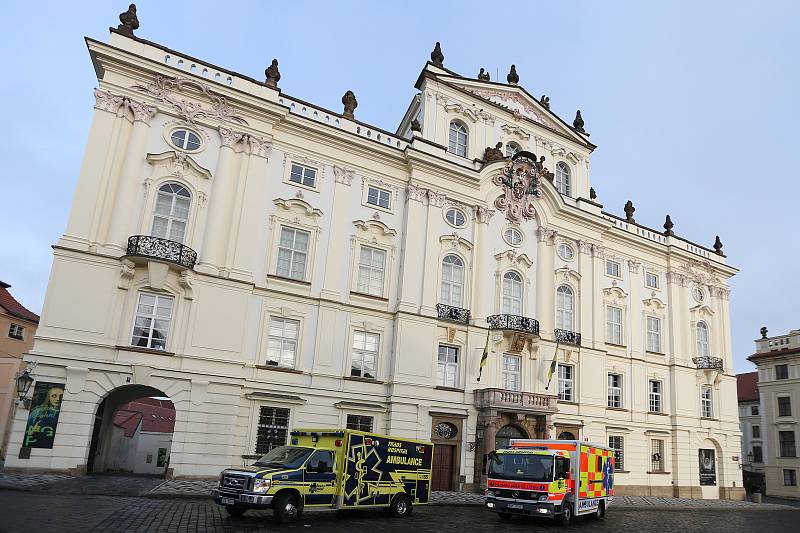 Z požehnání speciálním sanitním vozům záchranné služby Trans Hospital Plus na Hradčanském náměstí v Praze.