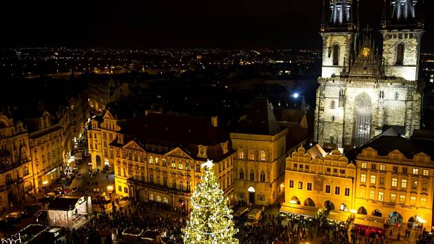 Pohled na vánoční trhy a rozsvícený strom na pražském Staroměstském náměstí v roce 2015.