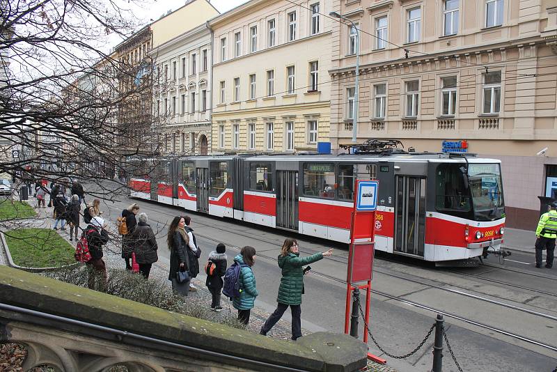 Výluka tramvají v Seifertově ulici v Praze 3 - havarijní oprava vodovodu.