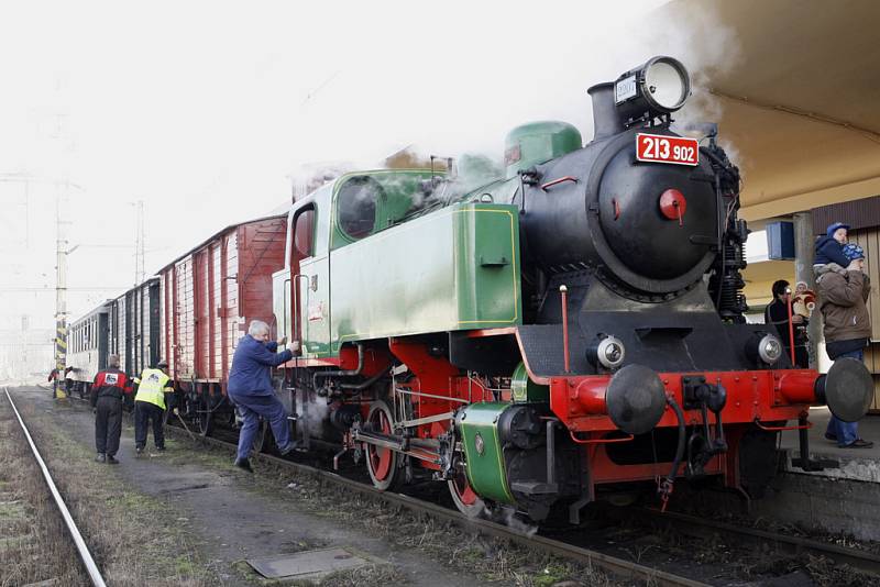 Členové železničního klubu O.S. Výtopna Zlíchov uspořádali u příležitosti 10. výročí jeho založení jízdu historického osobního vlaku taženého parní lokomotivou 213.902. 