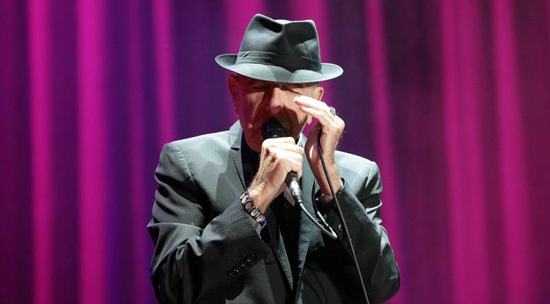 Kanadský básník a písničkář Leonard Cohen se dočkal při nedělním koncertu v zaplněné pražské O2 areně bouřlivého přijetí. 