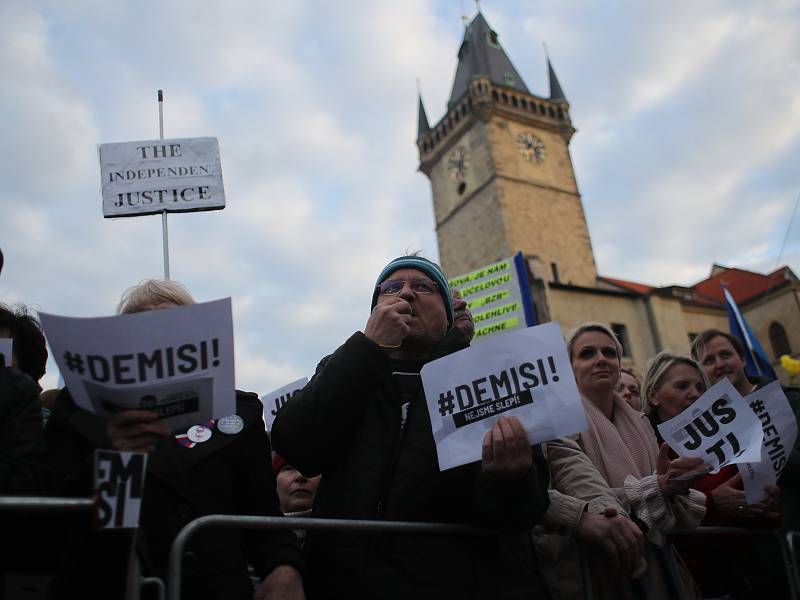 Lidé na Staroměstském náměstí v Praze demonstrují za nezávislost justice kvůli jmenování Marie Benešové ministryní spravedlnosti (6. května 2019).