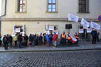 Demonstrace proti přijetí novely pandemického zákona na Malostranském náměstí.