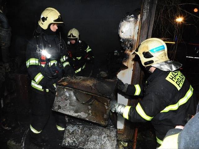 Požár stavební buňky v Lipanech na okraji Prahy.