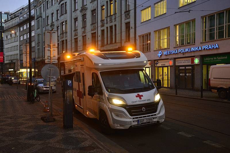 V Praze zahájil činnost mobilní tým, který bude očkovat především obyvatele domovů pro seniory.