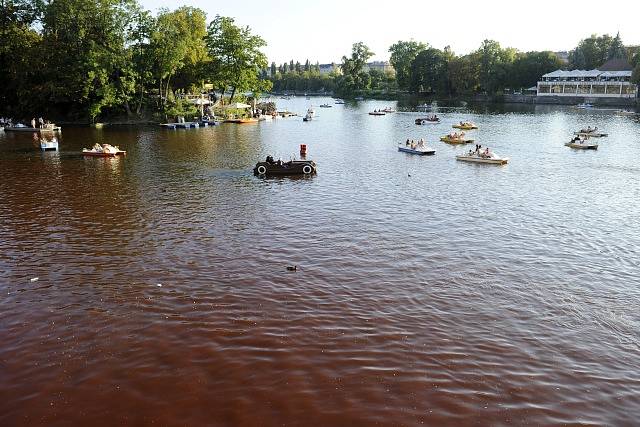 Vltava se zbarvila do ruda. 