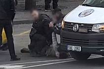 Napadení řidiče taxislužby 'kovbojem' na Václavském náměstí v Praze.