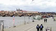 Pražské náplavky jsou nyní pod kontrolou městské policie a takzvaných anticovid hlídek.