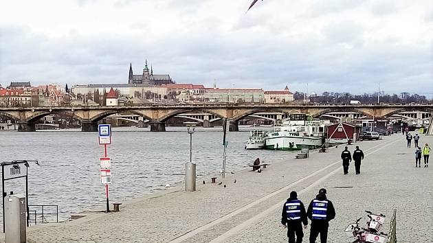 Zatímco v polovině března byly náplavky bez lidí, teď davy návštěvníků znepokojily vedení Prahy.