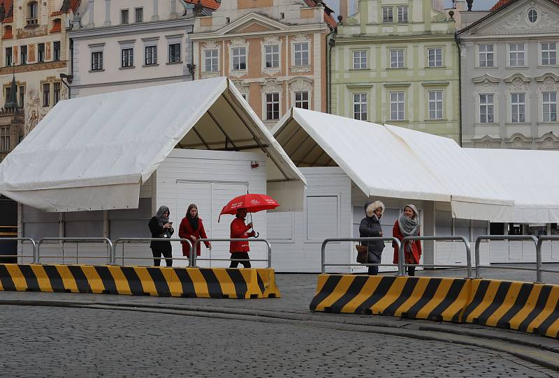 Příprava na Velikonoční trhy na Staroměstském náměstí.