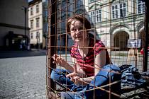 Redaktorka Deníku Veronika Rodriguez si vyzkoušela 18. května na 12h protestovat v kleci na pražském Malostranské náměstí pro schválení o zákazu kožešinových farem.