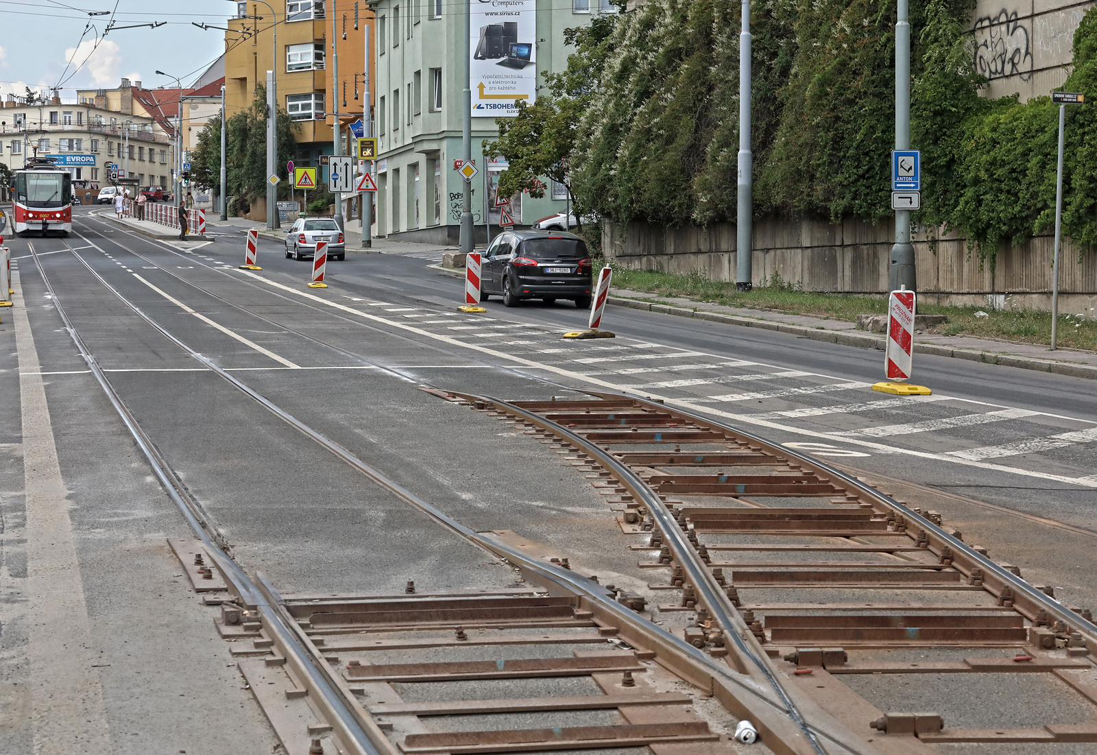 VIDEO: Řidiči tramvaje si v Praze předávají štafetový kolík. Kvůli  bezpečnosti - Pražský deník