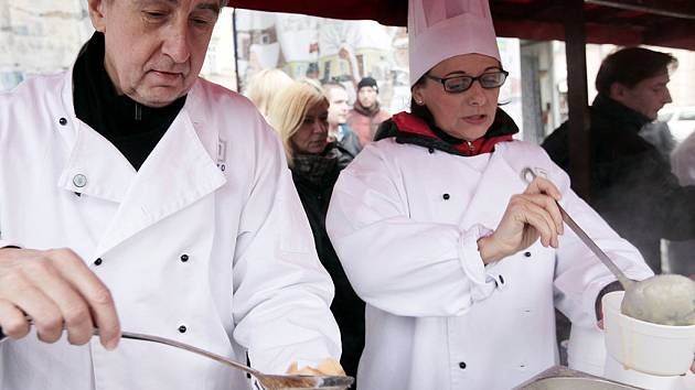 O rybí polévku, kterou na Staroměstském náměstí v kuchařském obleku rozlévala pražská primátorka Adriana Krnáčová byl značný zájem. Pomoci přišel také ministr financí Andrej Babiš.