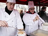 O rybí polévku, kterou na Staroměstském náměstí v kuchařském obleku rozlévala pražská primátorka Adriana Krnáčová byl značný zájem. Pomoci přišel také ministr financí Andrej Babiš.