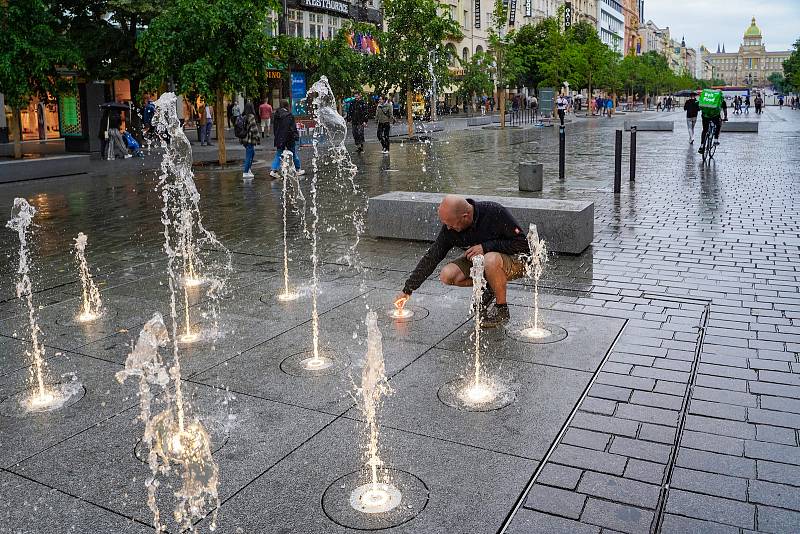 Ze zprovoznění nové fontány na Václavském náměstí a prohlídka podzemních prostor.
