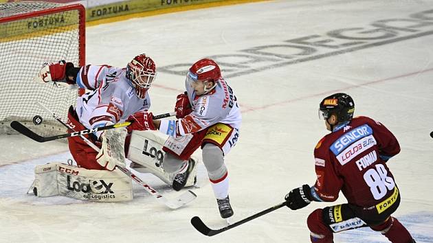 Sparťané vyhráli čtvrtý letošní zápas z pěti, na domácím ledě udolali vedoucí Hradec Králové 4:1.