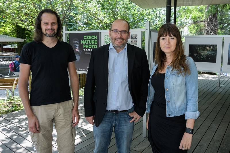 Výstava fotografií Czech Nature Photo v pražské zoo: Miroslav Bobek, Veronika Souralová, a Michal Krause.