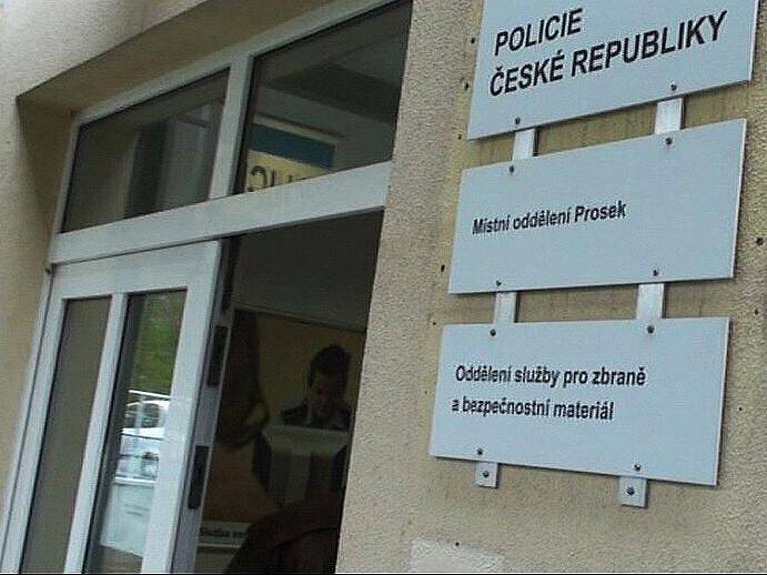 Za vynášení údajů z policejních databází si policista nechal platit drogami.