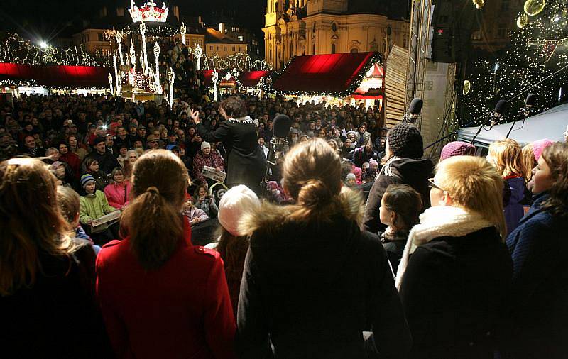 Lidé zpívají koledy 14. prosince na pražském Staroměstském náměstí v rámci celonárodní akce Deníku Česko zpívá koledy.